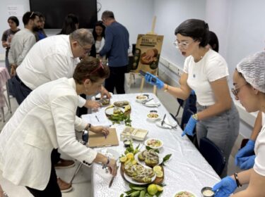 Students of Nutrition 201 Final Projects Assessed by Industry